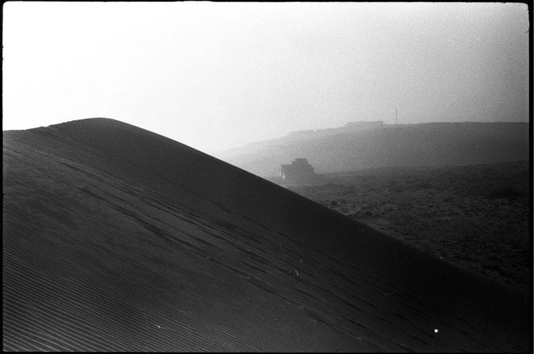paysage de colines dans le désert en noir et blanc