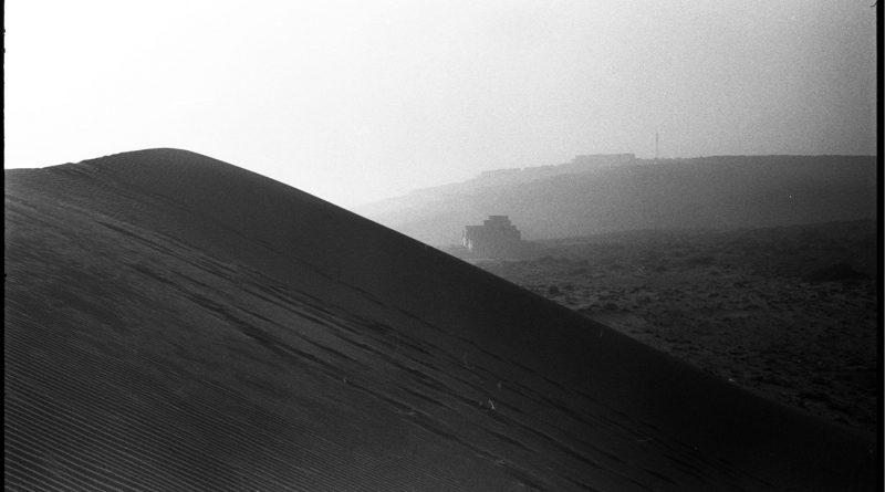 paysage de colines dans le désert en noir et blanc