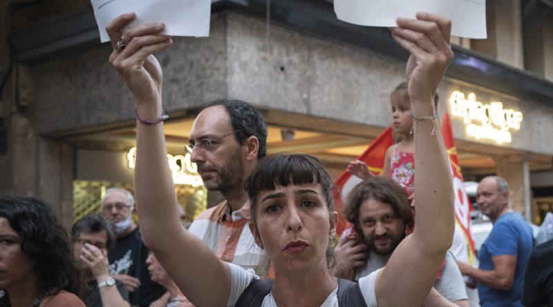 femme en anifestation brandisasnt une pancarte à chaquemain : "la honte" et "vergonya"