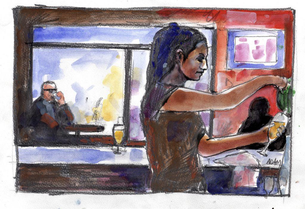 Une serveuse sert un demi dans un bar, un homme à lunettes de soleil boit un verre et la regarde