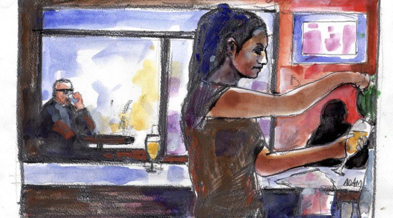 Une serveuse sert un demi dans un bar, un homme à lunettes de soleil boit un verre et la regarde