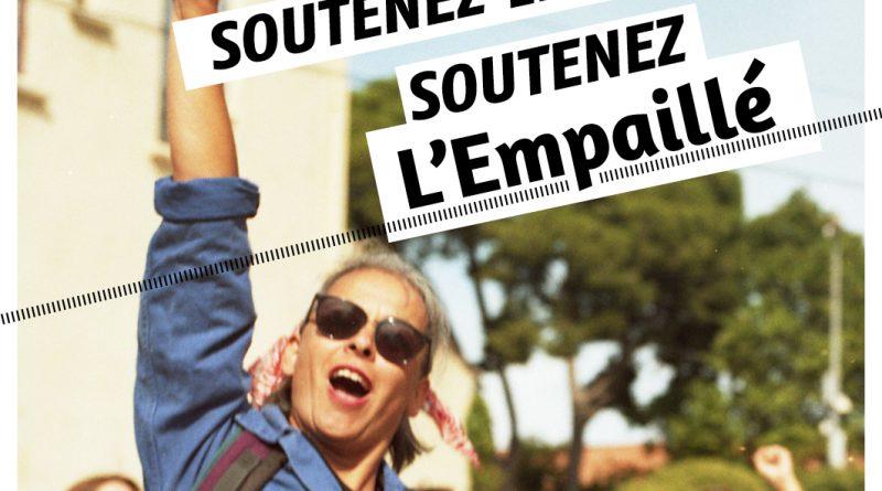 Soutenez les luttes, soutenez L'Empaillé. Femme en bleu de travail levant le poing