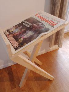photo d'un présentoir en bois avec exemplaires de L'Empaillé dedans