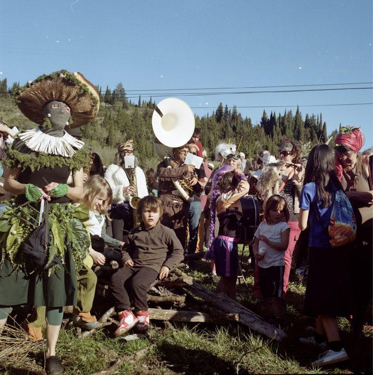 photo d'un groupe de personnes déguisées, dans la montagne. Enfants, personnes plus âgées.