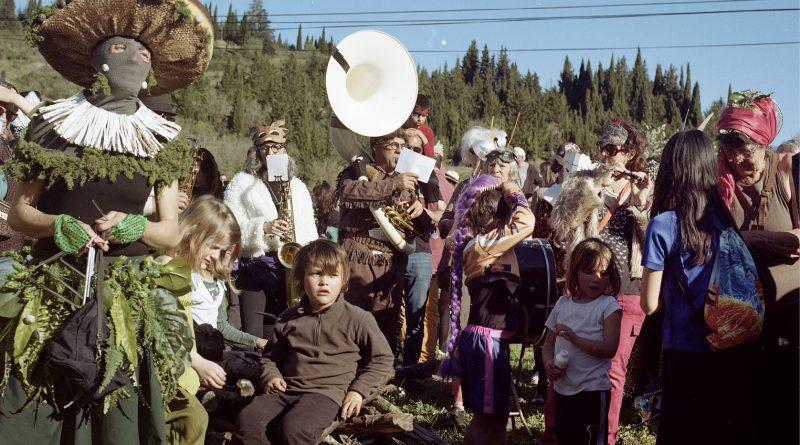 photo d'un groupe de personnes déguisées, dans la montagne. Enfants, personnes plus âgées.
