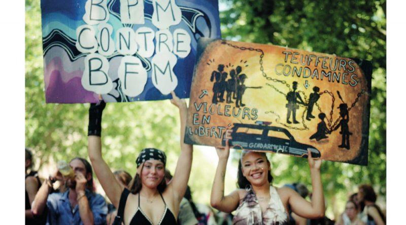 Une du numéro 22 : photo de manif pour la défense des free party à Toulouse en juin 2026, avec 2 filles au premier plan avec des pancartes