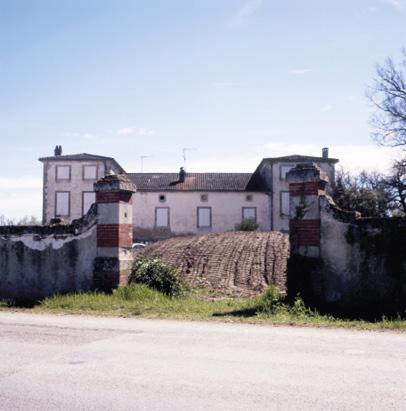 photo d'une grande maison sur le chantier de l'A69
