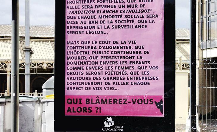 Photo d'une sucette publicitaire à Carcassonne où l'affiche est remplacée par un texte antifasciste