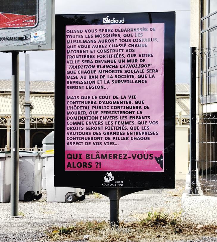 Photo d'une sucette publicitaire à Carcassonne où l'affiche est remplacée par un texte antifasciste